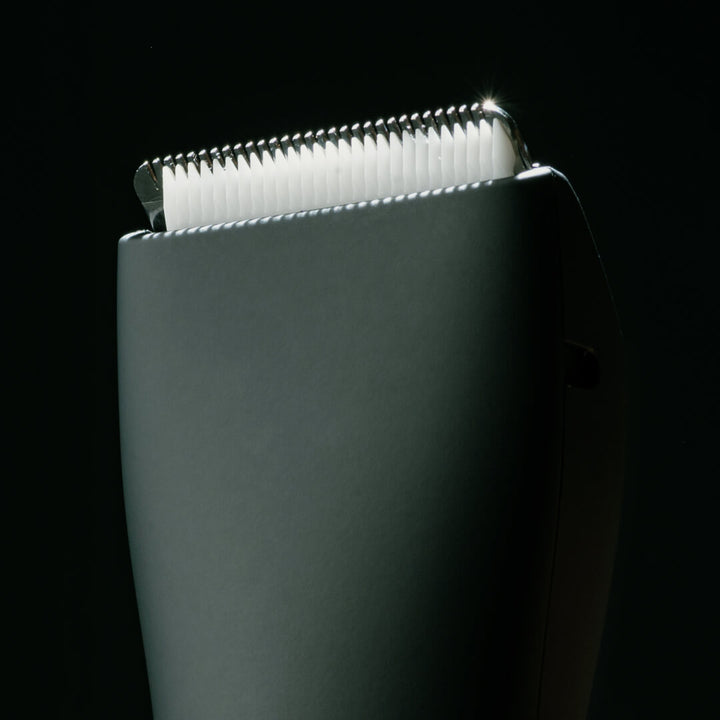 Manchine Plus™ – Aparelho Profissional com Kit Completo: 2 Pentes Extras, Base Recarregável e Escova de Limpeza + BALM - Hidratante Refrescante Para Barba (Brinde)🎁