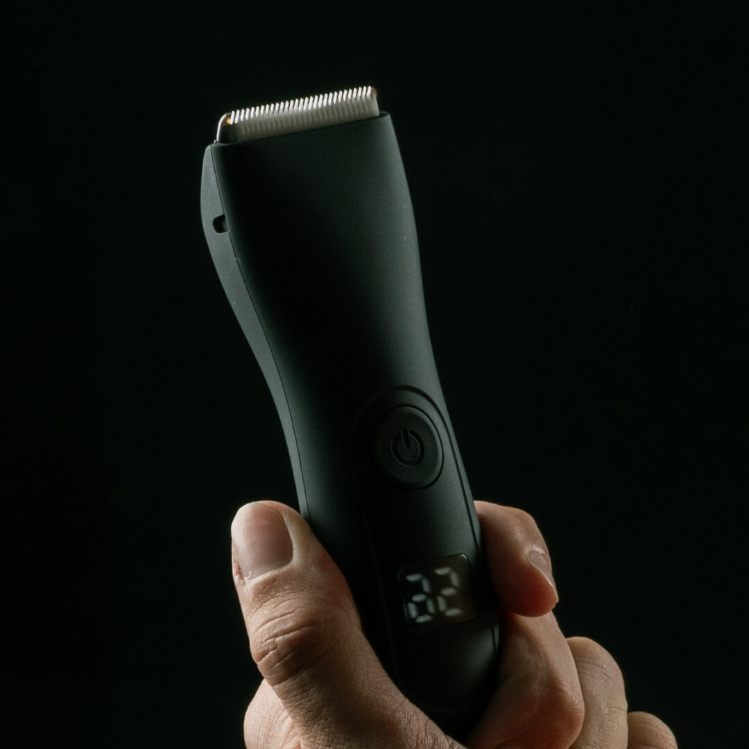 Manchine Plus™ – Aparelho Profissional com Kit Completo: 2 Pentes Extras, Base Recarregável e Escova de Limpeza + BALM - Hidratante Refrescante Para Barba (Brinde)🎁